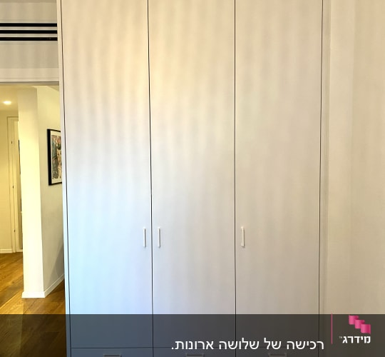 ארון עץ לבן עם דלתות ומגירות